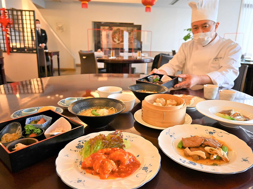 「家族で楽しんで」と自慢料理を紹介する佐竹秀公料理長＝大垣市万石、大垣フォーラムホテル「中国料理　萬里」