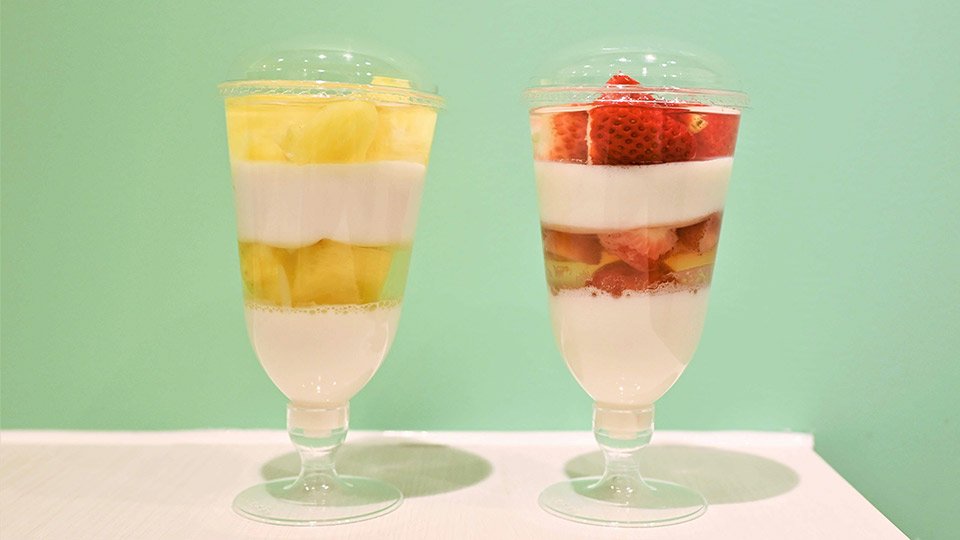 関牛乳を使ったミルクゼリーとフルーツの４層ゼリーは、店内での飲食限定で販売