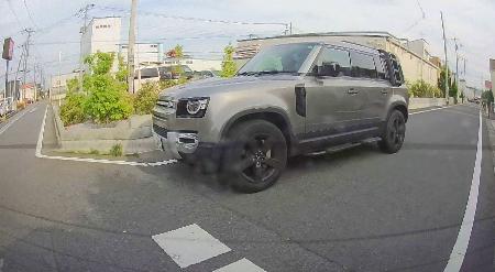 　事故後、現場付近を通りかかった車のドライブレコーダーに記録されたスポーツタイプの多目的車＝１４日（住民提供）