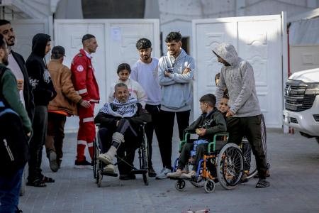 　ガザ南部ハンユニスで、域外移送のためラファ検問所へ向かう前のパレスチナ人＝３日（ゲッティ＝共同）