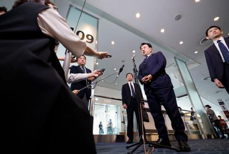 　米国への出発前、取材に応じる赤沢経済再生相＝１３日午前、羽田空港