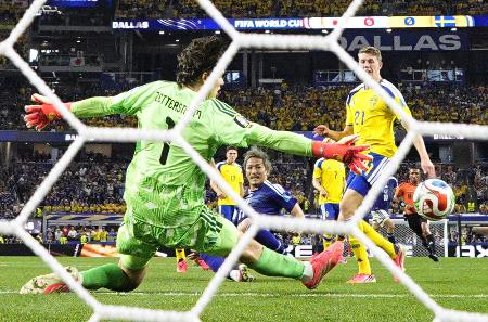 サッカーＷ杯日本―スウェーデン戦の後半、先制ゴールを決める前田大然（中央）＝ダラス（共同）