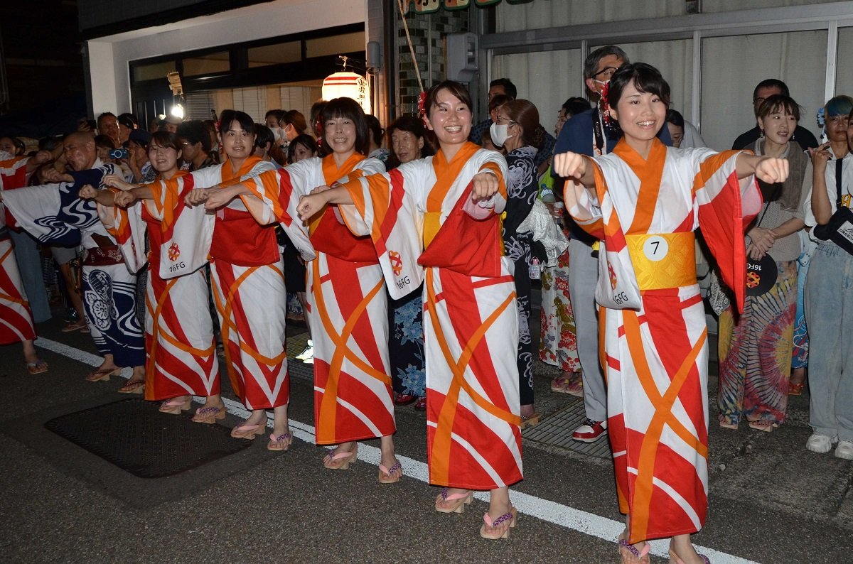 昨年の郡上おどり団体コンクールで息の合った踊りを披露するグループ＝２０２４年８月、郡上市八幡町、立町通り