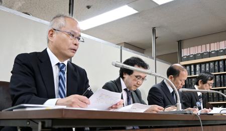 　記者会見する青山学院大の葛野尋之教授（左端）＝６日午前、東京・霞が関の司法記者クラブ