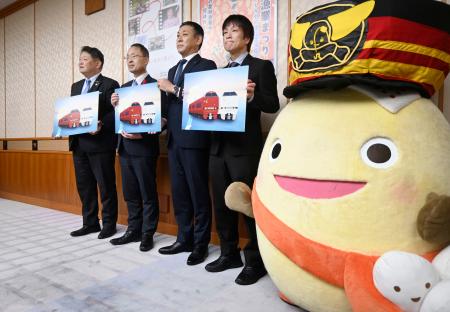 　石川県庁で記念写真に納まる（左から）七尾市の茶谷義隆市長、山野之義知事、ＪＲ西日本の松山弘樹金沢支社長、和倉温泉観光協会の奥田一博会長＝２６日午後