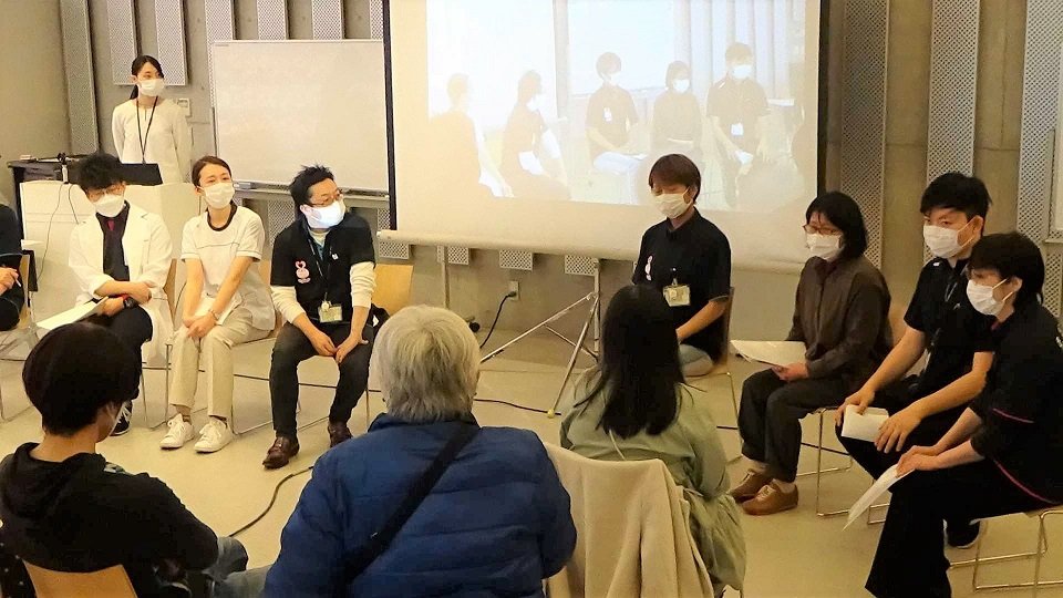復学支援やがん教育など、若い世代のがん患者の支援策を考えたシンポジウム＝岐阜市司町、みんなの森ぎふメディアコスモス