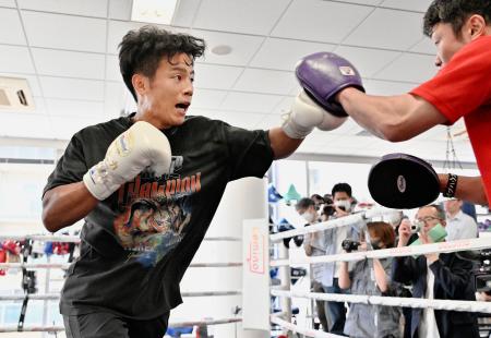 　防衛戦に向けた練習を公開したＷＢＯバンタム級王者の武居由樹＝横浜市