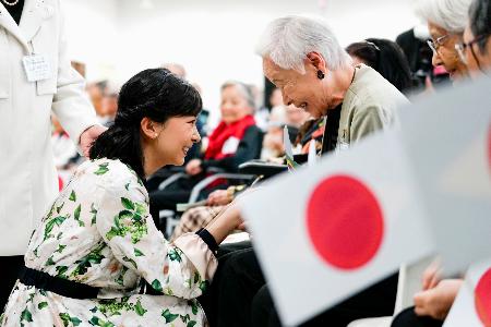 　日系老人ホーム「憩の園」を訪問され、入居者の日系人と交流される秋篠宮家の次女佳子さま＝７日、ブラジル・サンパウロ（共同）