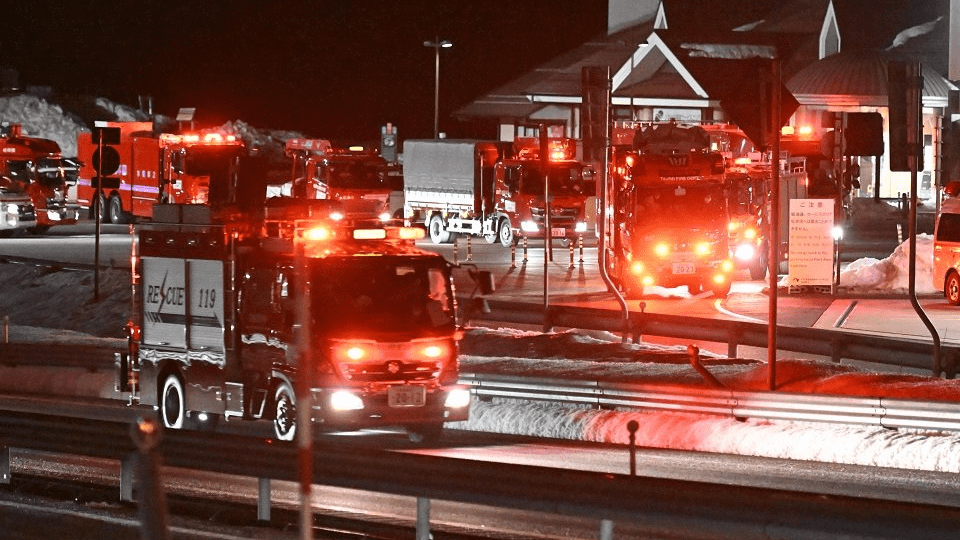 被災地に向かう緊急消防援助隊の岐阜県隊の消防車両＝１日午後９時５５分、郡上市高鷲町、東海北陸自動車道