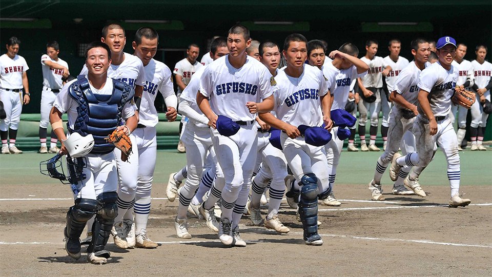 関商工に勝利し、笑顔でベンチに戻る県岐阜商ナイン＝２７日午後２時１１分、岐阜市長良福光、ぎふしん長良川球場（撮影・坂井萌香）