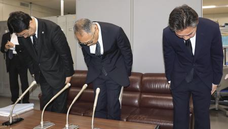 　６月、記者会見で謝罪する社会福祉法人北海道共同募金会の会長（中央）ら＝札幌市