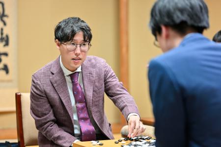 　囲碁の第５０期碁聖戦５番勝負の第５局で、芝野虎丸十段（手前）を破りタイトルを防衛した井山裕太碁聖＝２０日午後、東京都千代田区の日本棋院