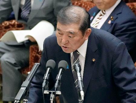 　衆院予算委の集中審議で答弁する石破首相＝１２日午前