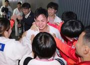　男子団体３位決定戦で勝利し、迎えられる蒲生和麻（中央）＝東京武道館