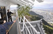 天守の軒裏のすすを払う市職員＝１５日午前９時５６分、岐阜市、金華山山頂の岐阜城