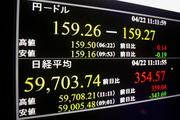 　前日終値からの上げ幅が一時３００円を超えた日経平均株価を示すモニター＝２２日午前、東京・東新橋
