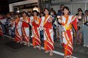 昨年の郡上おどり団体コンクールで息の合った踊りを披露するグループ＝２０２４年８月、郡上市八幡町、立町通り