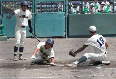 市岐阜商×長良＝２回表市岐阜商２死一、三塁、捕逸で三走足立が生還し、先制＝大野レインボー