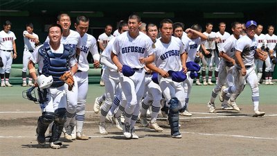 関商工に勝利し、笑顔でベンチに戻る県岐阜商ナイン＝２７日午後２時１１分、岐阜市長良福光、ぎふしん長良川球場（撮影・坂井萌香）