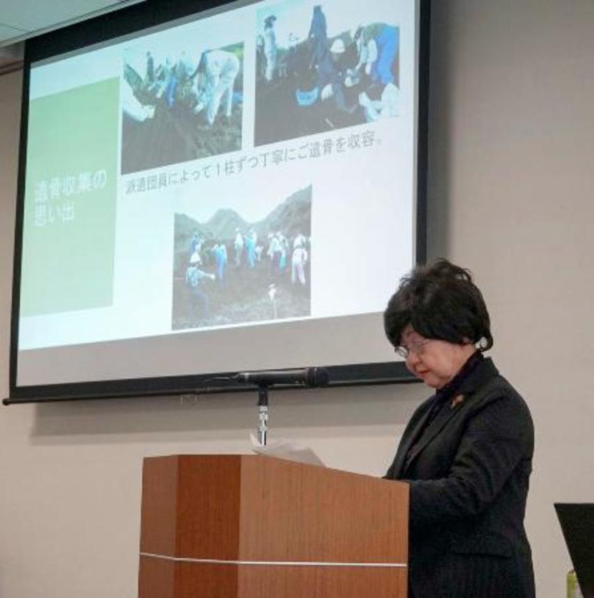 　太平洋戦争の激戦地となった硫黄島での遺骨収集について語る戦争遺児の吉沢登志江さん＝１１日午後、東京都千代田区