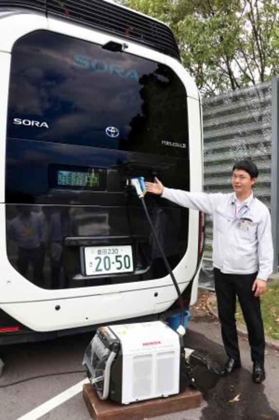 　冷風機を動かすため、外部給電するトヨタ自動車のＦＣＶバス「ソラ」＝２６日午後、愛知県長久手市