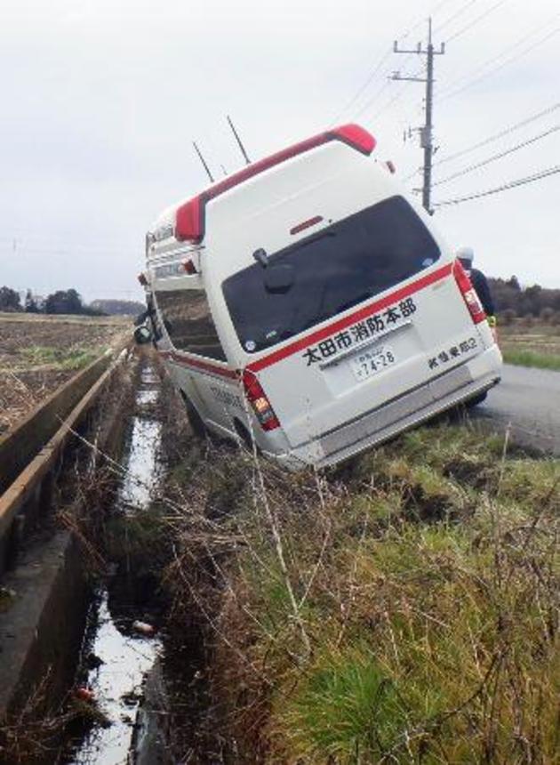 　脱輪事故を起こした群馬県太田市消防本部の救急車＝４日（太田市消防本部提供）