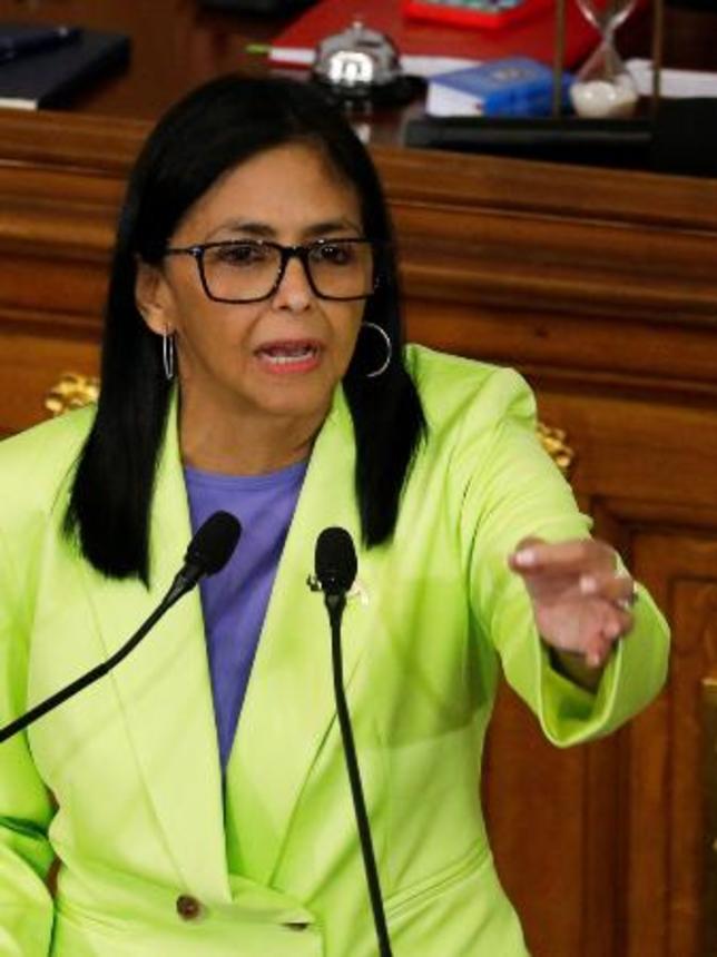 　ベネズエラ・カラカスで演説するロドリゲス暫定大統領＝１５日（ロイター＝共同）