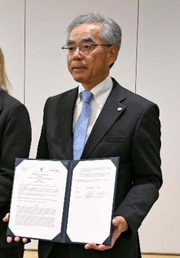 　覚書に調印した島津製作所の山本靖則社長＝１２日午後、川崎市