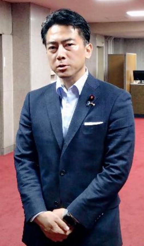 　記者団の取材に応じる小泉農相＝６日午前、農水省