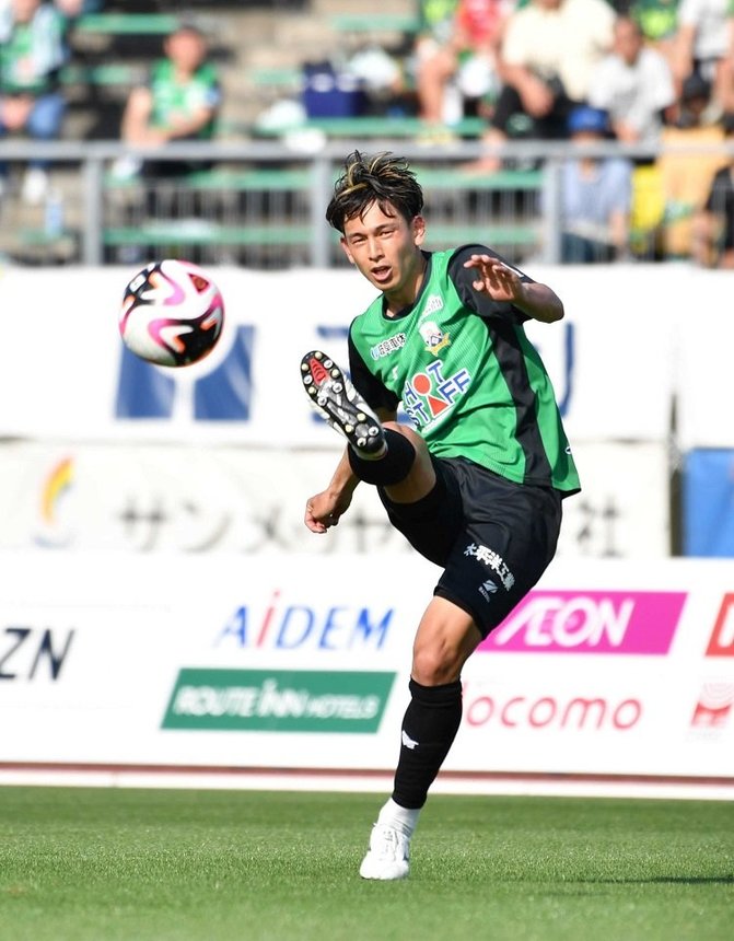 ＦＣ岐阜×宮崎＝前半、クロスを上げるＦＣ岐阜のＤＦ小川＝長良川競技場