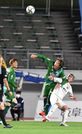 ＦＣ岐阜×相模原＝後半、ハイボールを競り合うＦＣ岐阜のＤＦ岡村＝長良川競技場