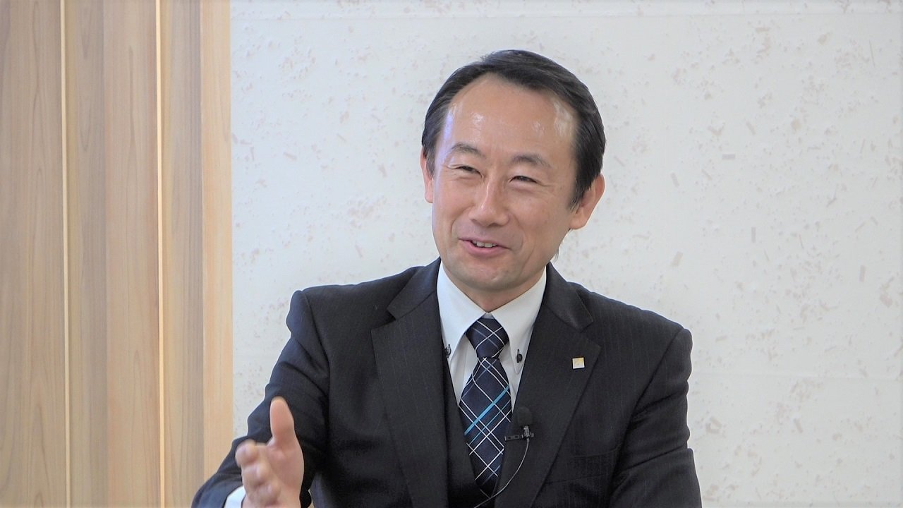 インタビューに答える江崎知事＝岐阜県庁