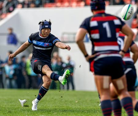 　佐賀工―東海大大阪仰星　後半、トライ後の逆転ゴールを決める東海大大阪仰星・山崎＝花園