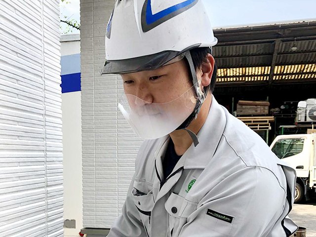 新型コロナウイルスと熱中症の対策として活用されているヘルメット装着型マウスシールド＝岐阜市内
