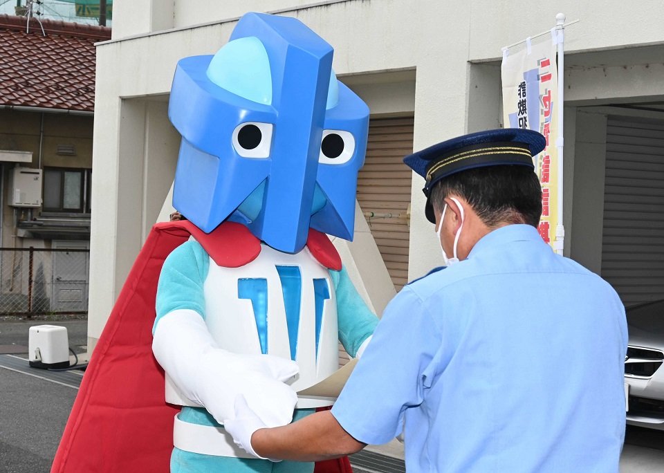 田代成樹署長から任命書を受け取る水都マン＝大垣署