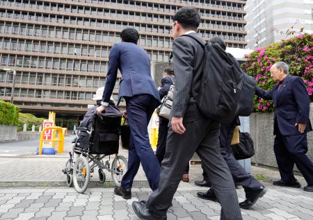 　森永ヒ素ミルク事件で被害者が森永乳業に損害賠償を求めた訴訟の判決で、大阪地裁に向かう原告（左端）ら＝２２日午後