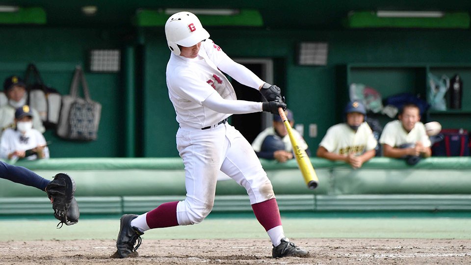 岐阜×市岐阜商＝５回表岐阜２死二、三塁、岩田健が勝ち越しの中前適時打を放つ＝長良川