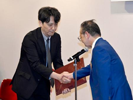 　「ボーン・上田記念国際記者賞」を受賞した共同通信政治部の福田公則記者（左）＝１９日午後、東京都千代田区