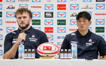 　ウェールズ戦に向けて記者会見する、日本代表のディアンズ（左）と李承信＝ミクニワールドスタジアム北九州