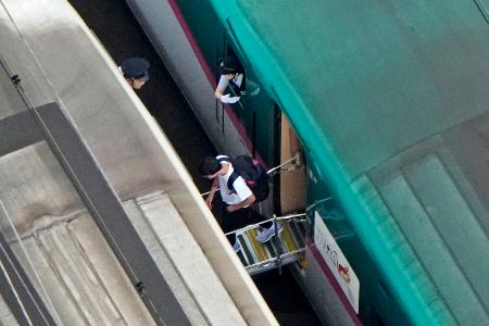 　東北新幹線の宇都宮―那須塩原間で足止めされていた「はやぶさ１７号」（右）から「なすの２７４号」に渡り板を使って乗り換える乗客＝１７日午後３時１０分、栃木県那須塩原市（共同通信社ヘリから）