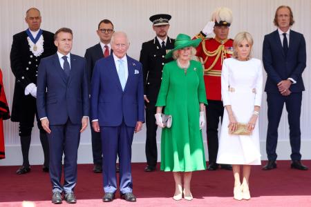 　英国とフランス両国の元首夫妻。（前列左から）フランスのマクロン大統領、英国のチャールズ国王、同カミラ王妃、マクロン氏の妻ブリジットさん＝８日、ロンドン郊外ウィンザー（ロイター＝共同）