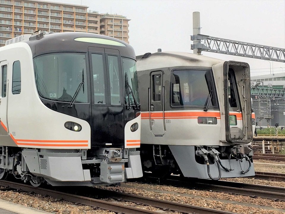 高山線を走る特急「ひだ」の新旧車両。右のキハ８５系は３月のダイヤ改正で、特急ひだとしての定期運行が終わる