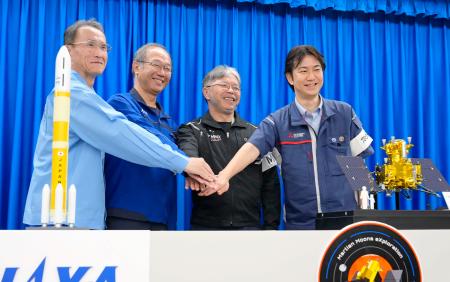 　Ｈ３ロケット１０号機の打ち上げ後、撮影に応じるＪＡＸＡの有田誠プロジェクトマネージャ（中央左）、川勝康弘プロジェクトマネージャ（同右）ら＝２０日午前、鹿児島県の種子島宇宙センター