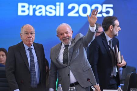 　ＢＲＩＣＳ関連会合に出席したブラジルのルラ大統領（中央）＝２月、ブラジリア（ゲッティ＝共同）