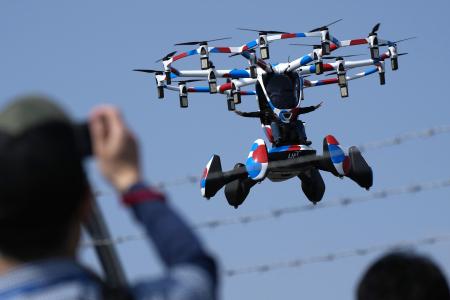　４月、デモ飛行が披露された空飛ぶクルマ「ＨＥＸＡ」＝大阪市此花区の夢洲