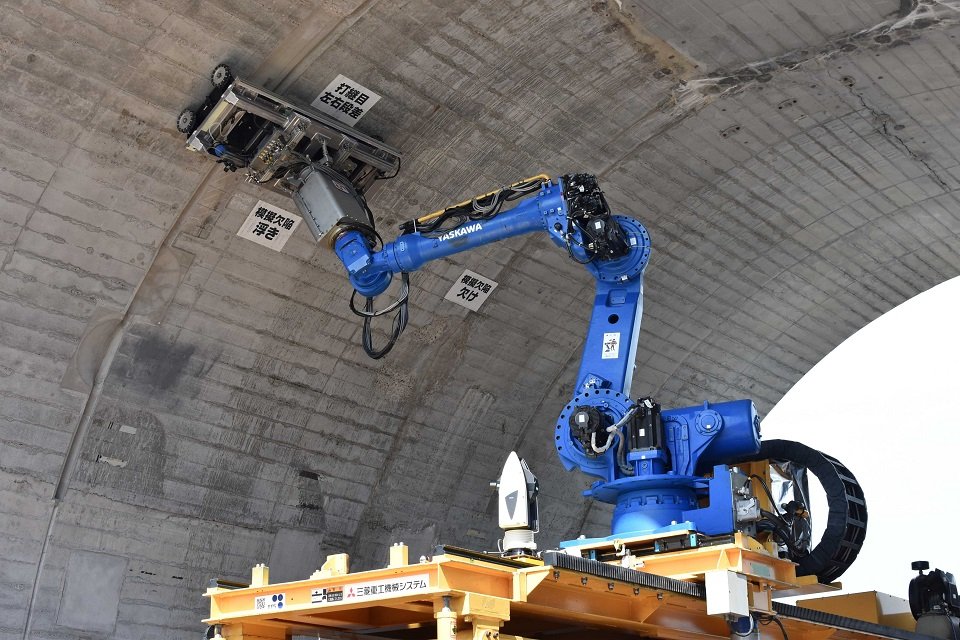 試験トンネルを検査するトンネル検査ロボット＝愛知県小牧市、ＪＲ東海小牧研究施設