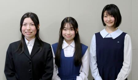 　「高校生平和大使」に選ばれた（左から）中嶋胡桃さん、永戸あみさん、下田梨央さん＝９日午後、広島市役所