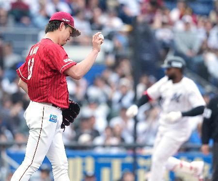 　４回、ロッテのポランコ（奥）に同点ソロを浴びた楽天・前田健＝ＺＯＺＯマリン