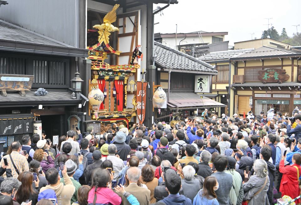 開幕した春の高山祭で、屋台蔵前でからくりを楽しむ人たち＝１４日午後２時９分、岐阜県高山市上二之町
