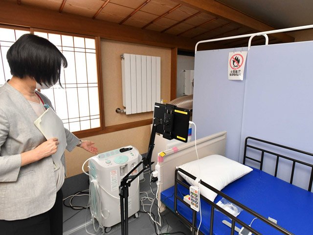 病院への搬送を待つ入所者のため整備した酸素投与室。酸素投与機と陰圧装置を備えている＝１３日午前１０時８分、羽島市舟橋町出須賀、ホテルコーヨー本館